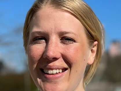 Kvinnoansikte med himmel som bakgrund