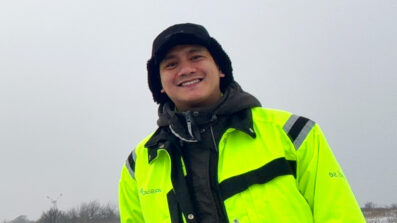 Man utomhus i vinterlandskap. Klädd i mössa och skyddskläder.