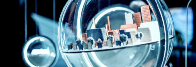 En miniatyrmodell av en stad inuti en plastkula
