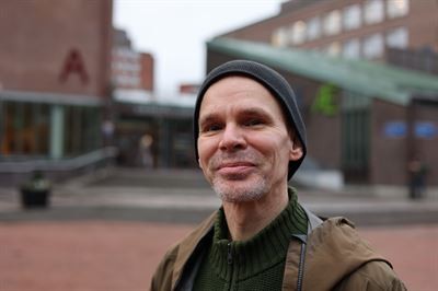 Närbild på vit medelålders man i stadsmiljö