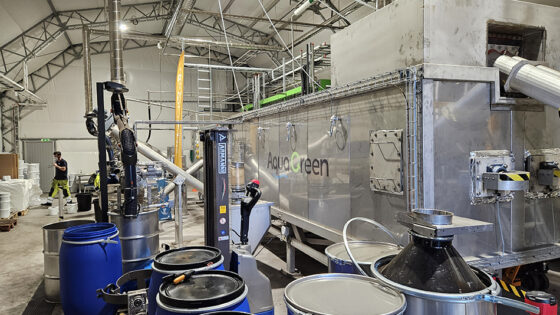 Industriell miljö med stora tunnor i rostfritt stål respektive knallblå plast